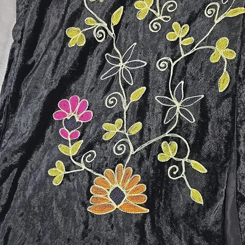 Nouveau Monde Women's Gypsy Velvet Embroidered‎ Floral 2 Button Vest 4x Black